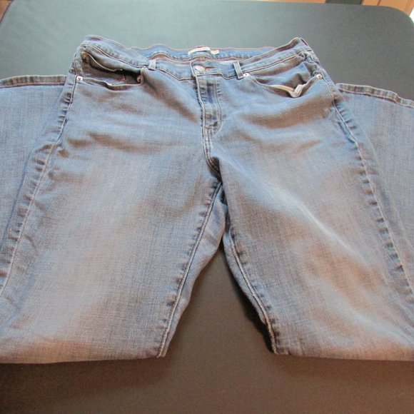 Levi's Classic Boot Cut Women's 18 | 32 Length - Picture 2 of 4